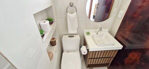 Basic Apartment | Bathroom | Shower, hair dryer, towels, soap - COPIU0100 - Edifício Corsário (Salvador)