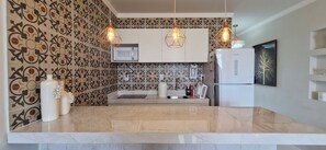 Apartamento básico | Cozinha privada | Geladeira, micro-ondas, talheres/pratos/utensílios de cozinha