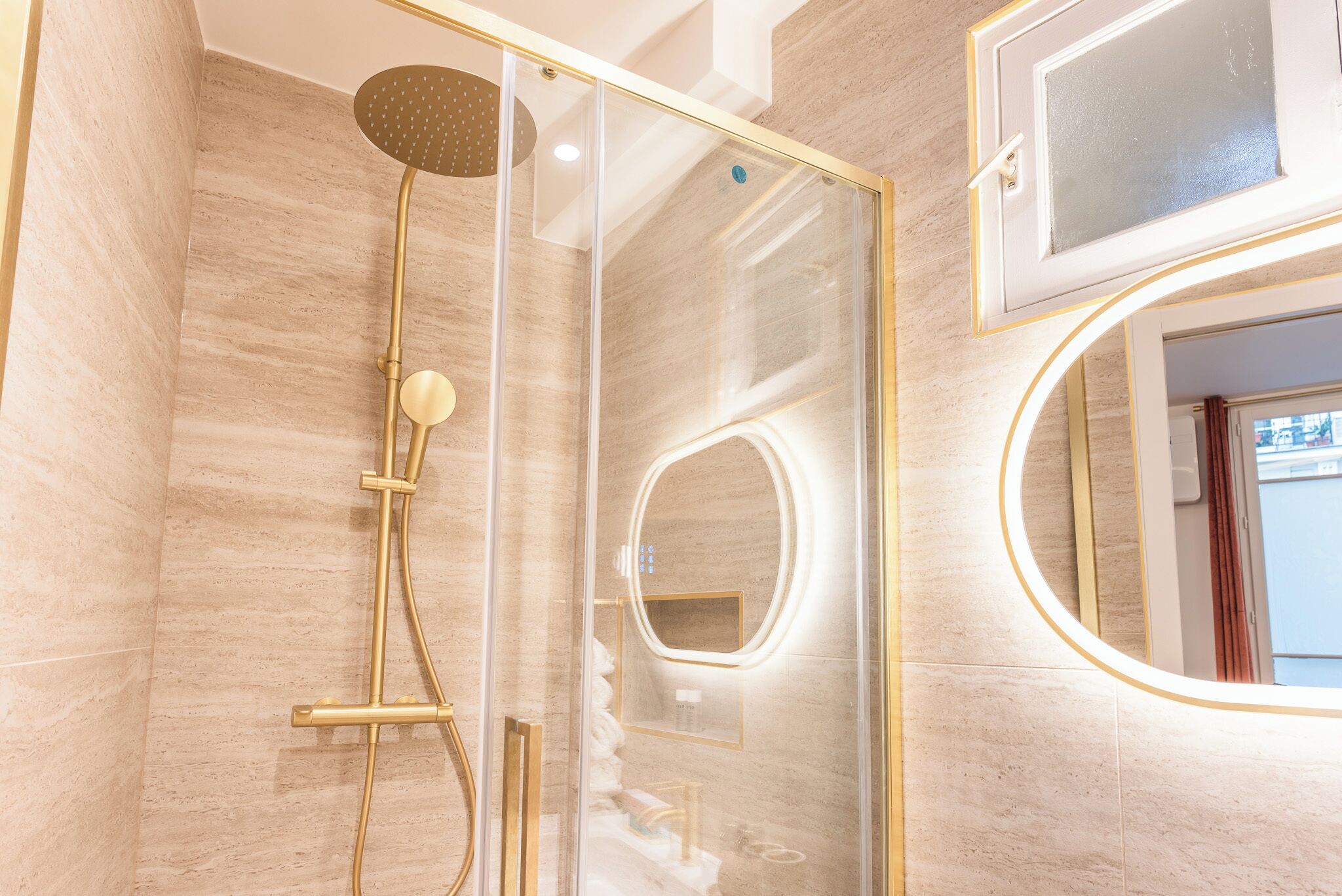 Een haardroger, handdoeken, zeep, toiletpapier