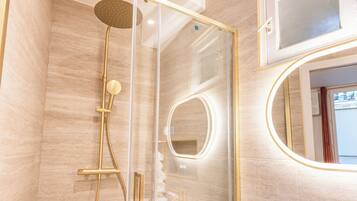 Een haardroger, handdoeken, zeep, toiletpapier