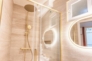 Sèche-cheveux, serviettes fournies, savon, papier toilette