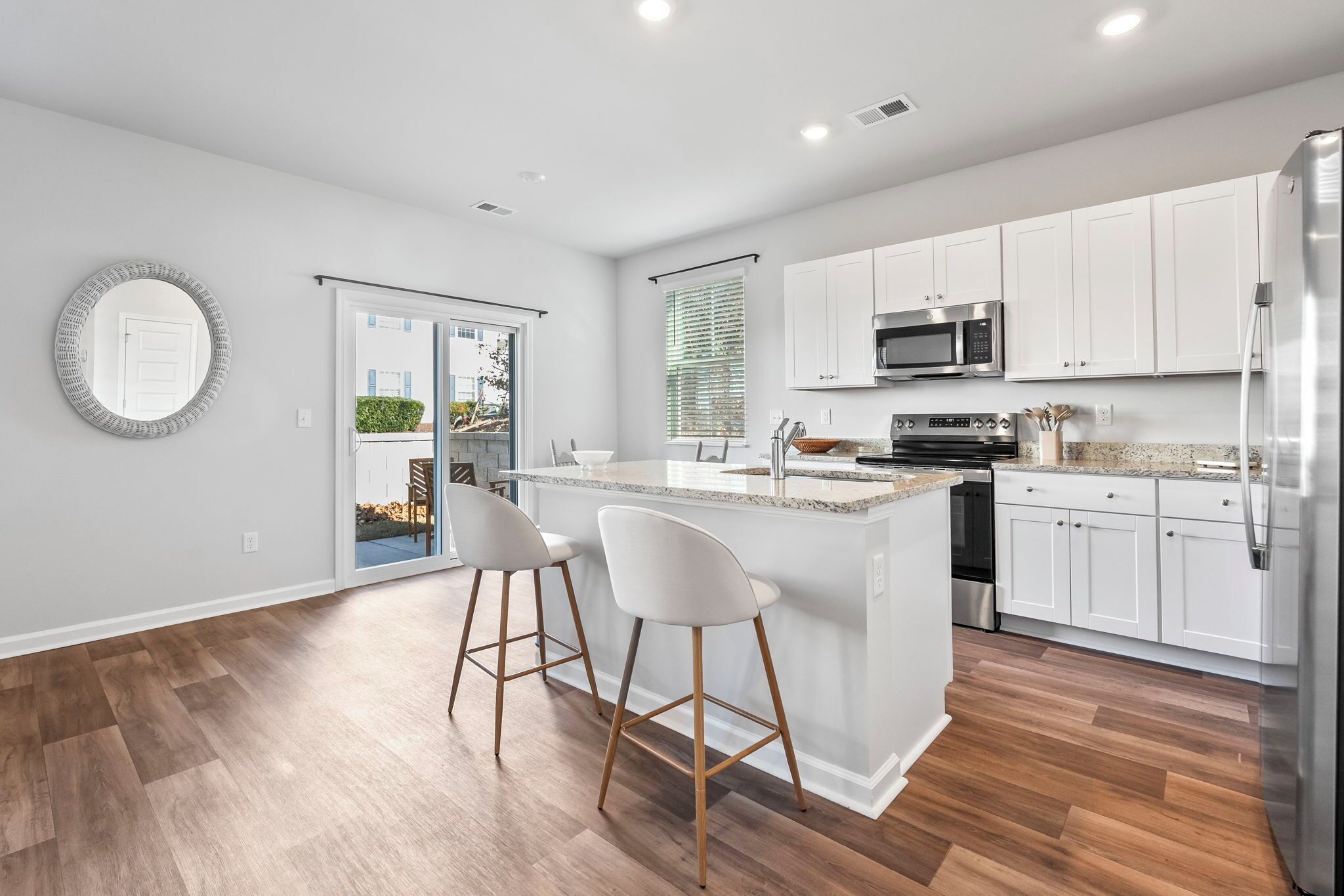 Geladeira, micro-ondas, fogão, cooktop