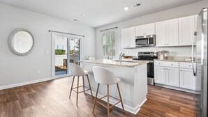 Coffee/tea maker, fridge, microwave, oven - North Myrtle Beach Escape · Spacious 4BR Home (North Myrtle Beach)