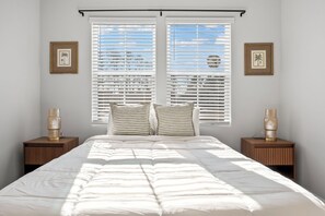 4 bedrooms, desk, iron/ironing board, free WiFi - New 4BR Designer Beach Home • Near Main St & Ocean (North Myrtle Beach)
