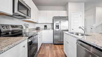 Frigorifero, microonde, forno, piano cottura