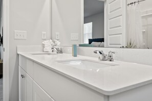 Shower, hair dryer, towels - New 4BR Designer Beach Home • Near Main St & Ocean (North Myrtle Beach)