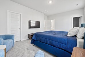 4 bedrooms, desk, iron/ironing board, free WiFi - New 4BR Designer Beach Home • Near Main St & Ocean (North Myrtle Beach)