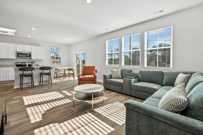 Smart TV, books - Modern 4BR Home • 5 Min to Beach • Sleeps 10 (North Myrtle Beach)