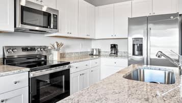 冰箱、微波炉、烤箱、炉灶