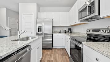 Geladeira, micro-ondas, fogão, cooktop