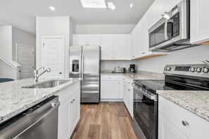 Geladeira, micro-ondas, fogão, cooktop