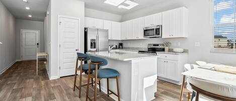 Frigorífic, microones, forn i placa de cuina