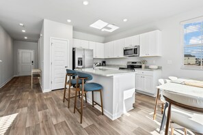 Een koelkast, een magnetron, een oven, een kookplaat