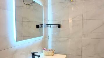 Deluxe Apartment, Balcony, Hill View | Bathroom