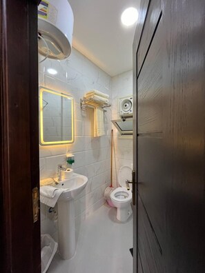 Badezimmer | Dusche, Handtücher, Seife, Toilettenpapier