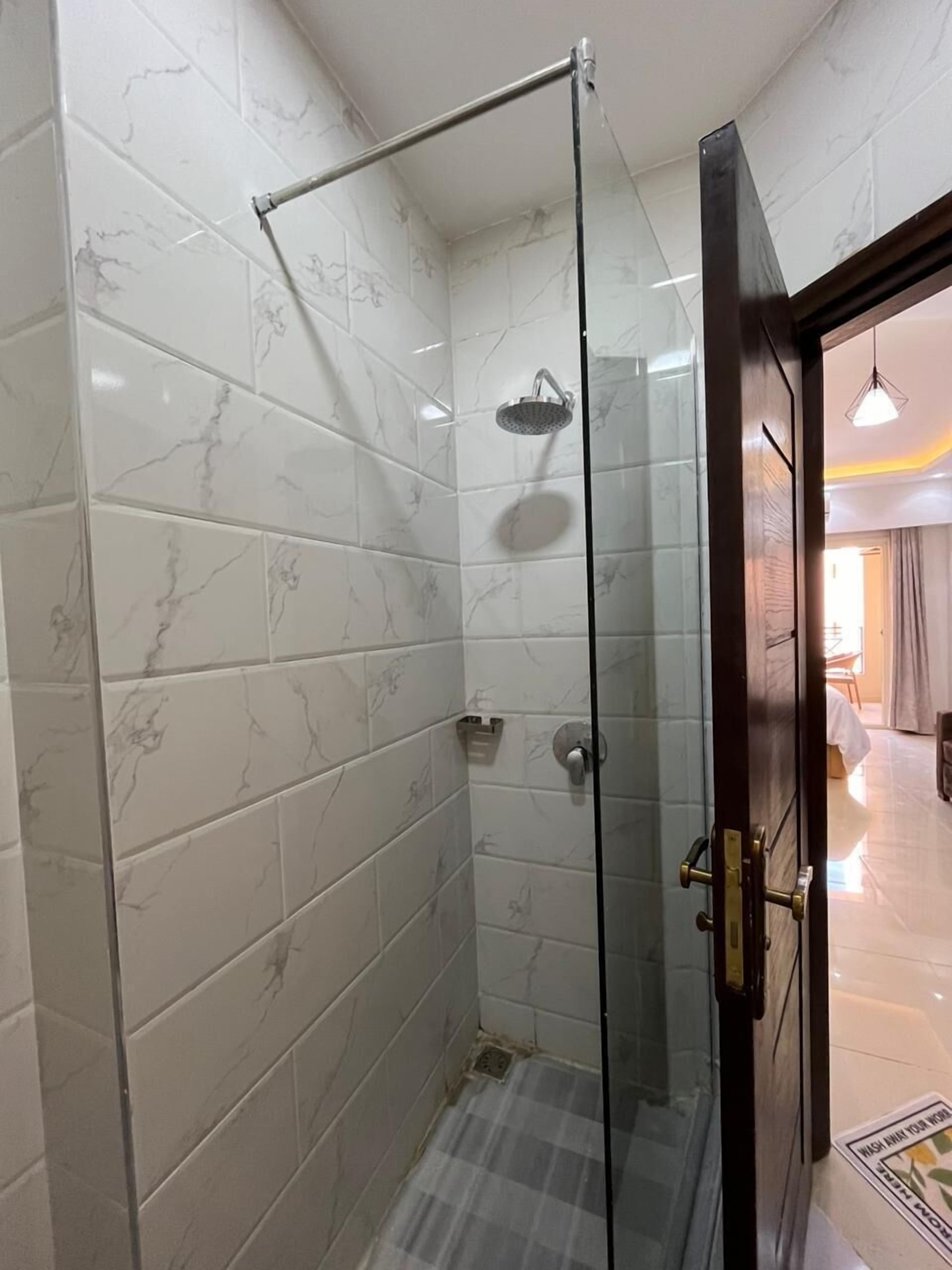Bagno | Doccia, asciugamani, sapone, carta igienica