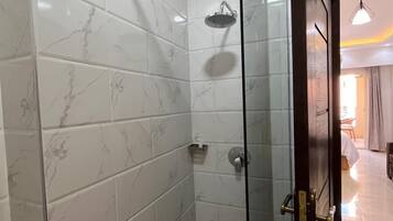 Bagno | Doccia, asciugamani, sapone, carta igienica