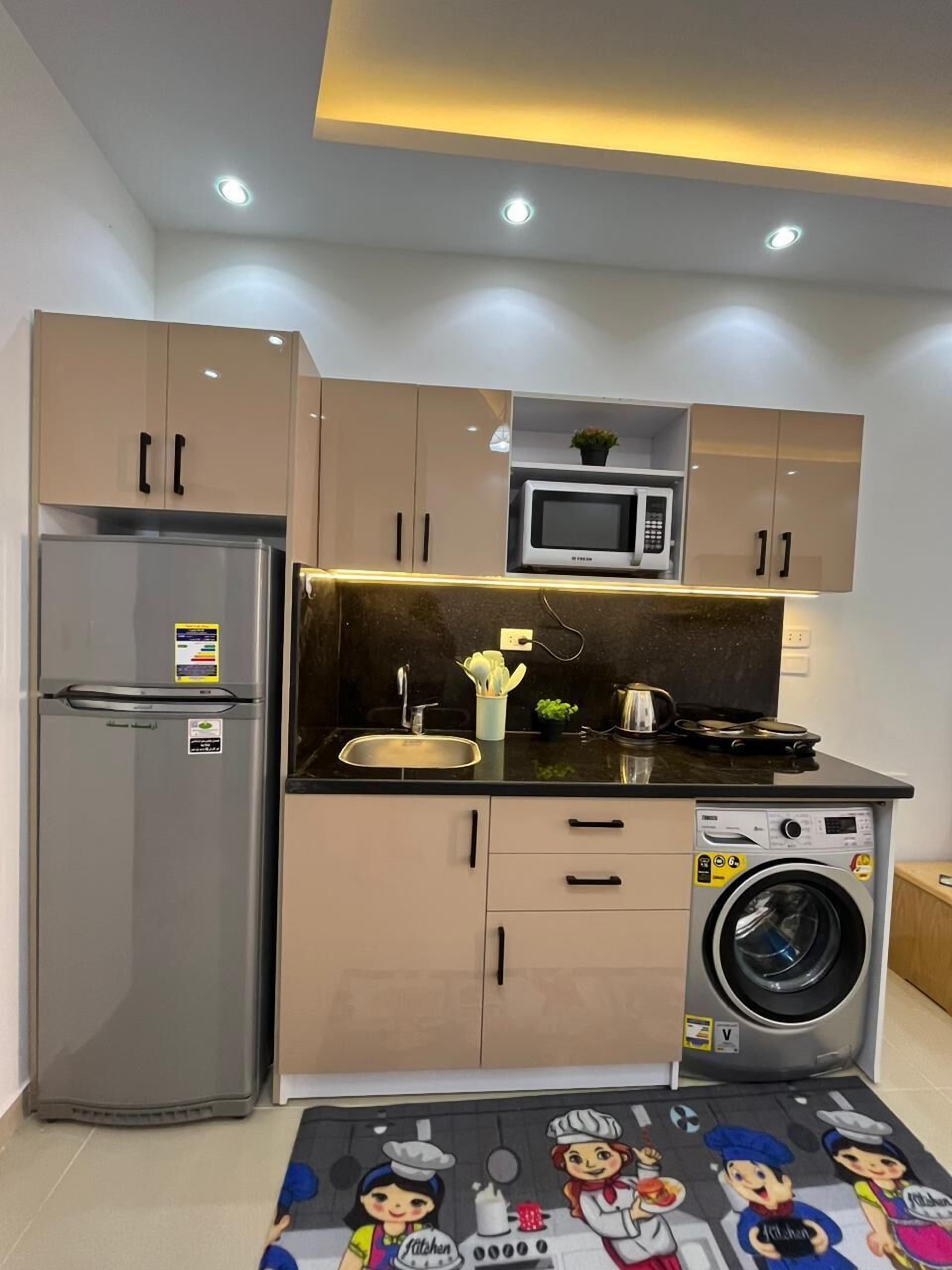 Dapur pribadi | Lemari es, microwave, dan peralatan masak/sendok-piring