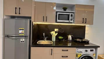 Dapur pribadi | Lemari es, microwave, dan peralatan masak/sendok-piring
