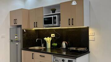 Private kitchen | Fridge, microwave, cookware/dishes/utensils