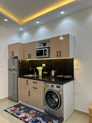 Private kitchen | Fridge, microwave, cookware/dishes/utensils