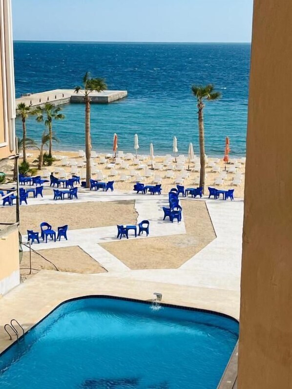 2 Außenpools, geöffnet von 07:00 Uhr bis 18:00 Uhr, Sonnenschirme