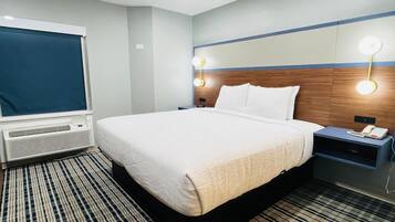 Kamar, 1 Tempat Tidur King, difabel mobilitas, Bebas Asap Rokok (Bathtub w/Grab Bars) | Seprai premium, tirai kedap cahaya, dan setrika/meja setrika