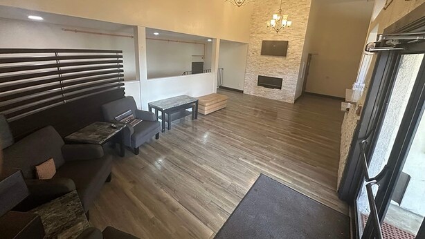 Un amplio salón con sofá, mesa de centro y chimenea.