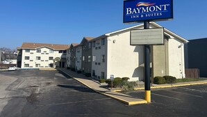 Un Baymont Inn & Suites con estacionamiento y fachada del edificio.