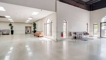 Coin salon dans le hall