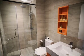 Phòng Suite Premier, nhiều giường | Phòng tắm | Đô ̀ dùng nhà tắm miễn phí 