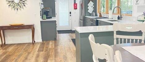 Réfrigérateur, four à micro-ondes, un four, surface de cuisson