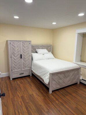 2 bedrooms, iron/ironing board, WiFi, bed sheets - 2-bedroom cottage on Rainbow Lake (Trufant)