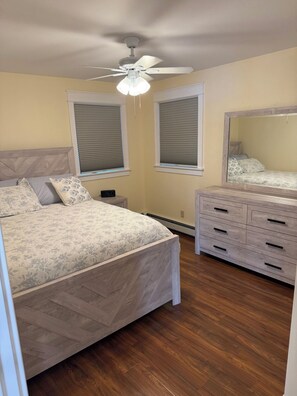 2 bedrooms, iron/ironing board, WiFi, bed sheets - 2-bedroom cottage on Rainbow Lake (Trufant)