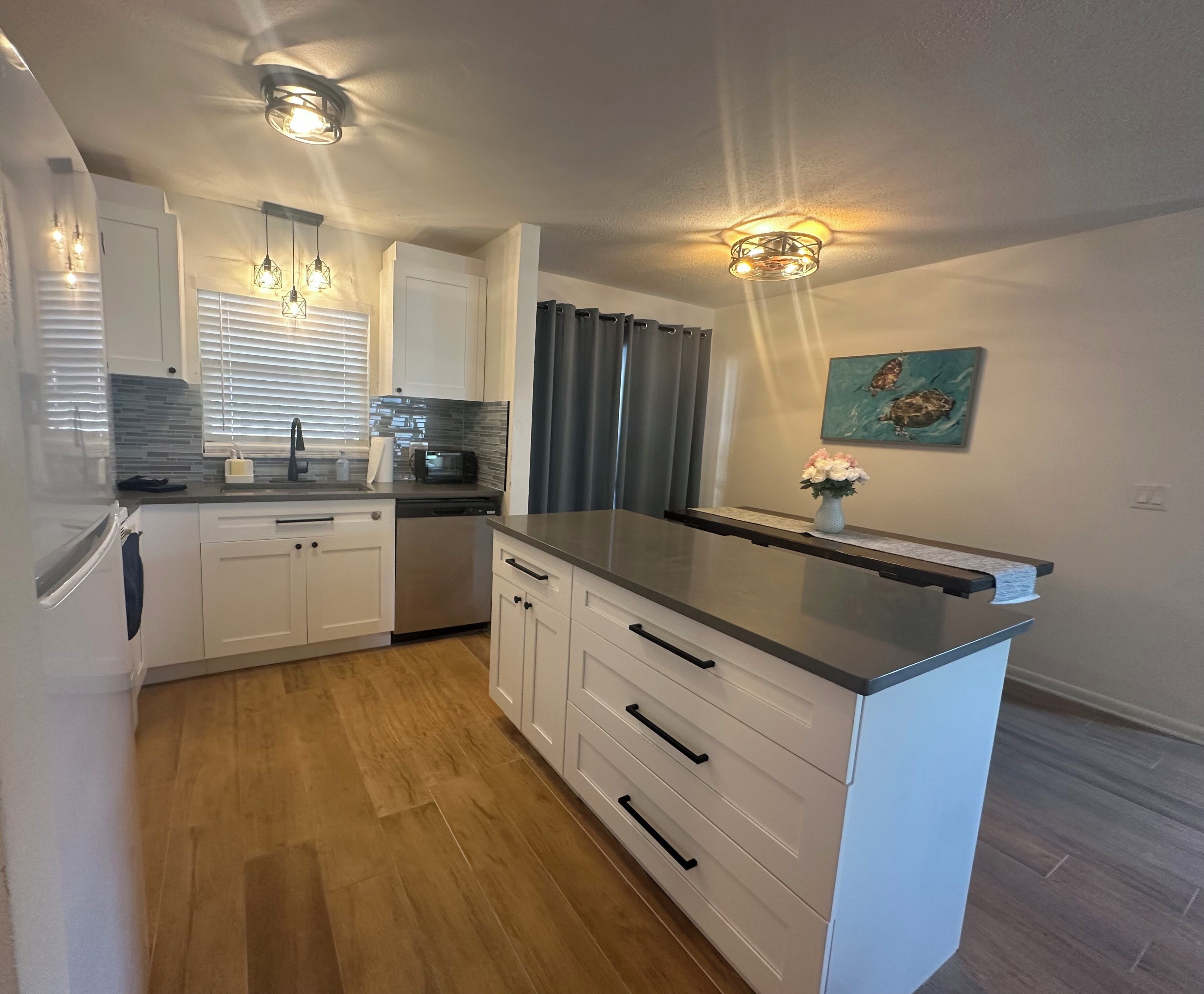 Mikrobølgeovn, ovn, kokeplater og oppvaskmaskin