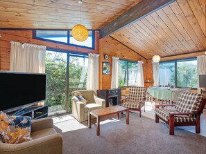 TV - Sea Esta - Pauanui Holiday Home (Pauanui)