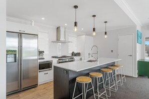 Fridge, microwave, dishwasher, coffee/tea maker - Parekaawa Playhouse - Motuoapa Holiday Home (Motuoapa)