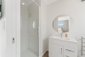 Shower, hair dryer - Parekaawa Playhouse - Motuoapa Holiday Home (Motuoapa)