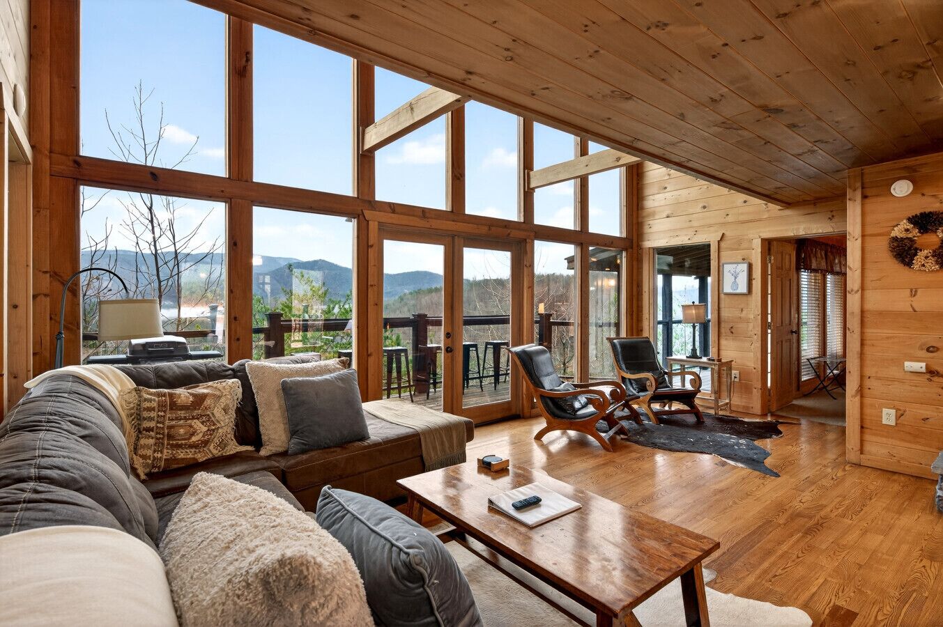 TV, peis, bordtennis og stereoanlegg