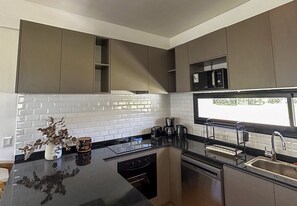 冷蔵庫、電子レンジ、オーブン、食器洗い機