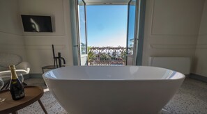 Sèche-cheveux, bidet, serviettes fournies, savon