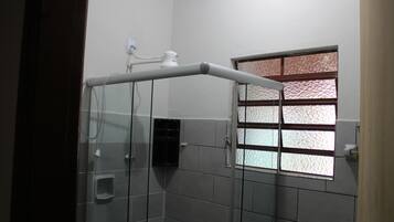 淋浴设施、卫生纸