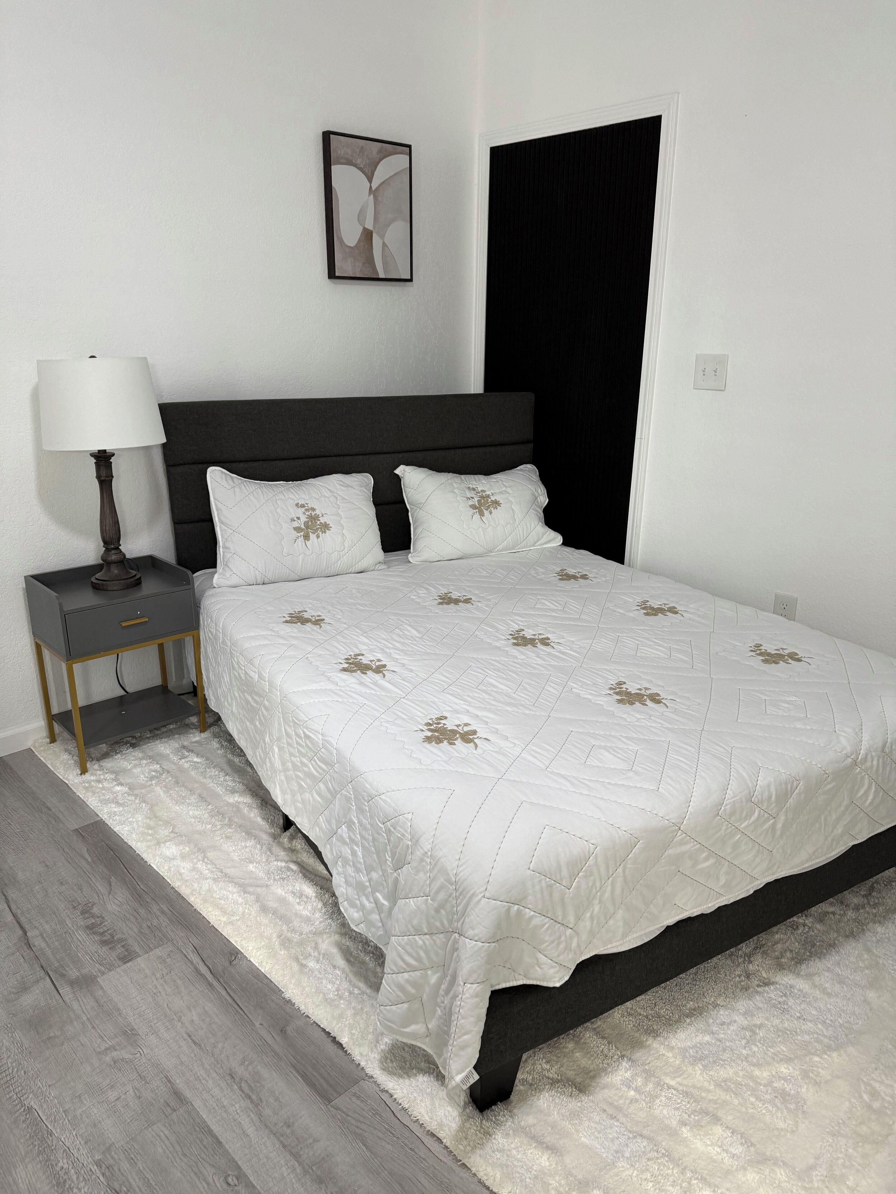 1 habitación, tabla de planchar con plancha, internet y ropa de cama 