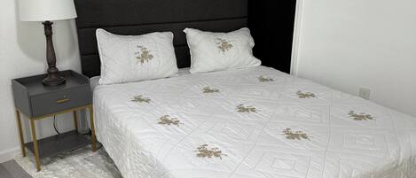 1 habitación, tabla de planchar con plancha, internet y ropa de cama