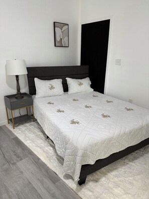 1 slaapkamer, een strijkplank/strijkijzer, internet, beddengoed