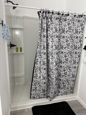 Amenidades de baño ecológicas, secadora de cabello, toallas, jabón 