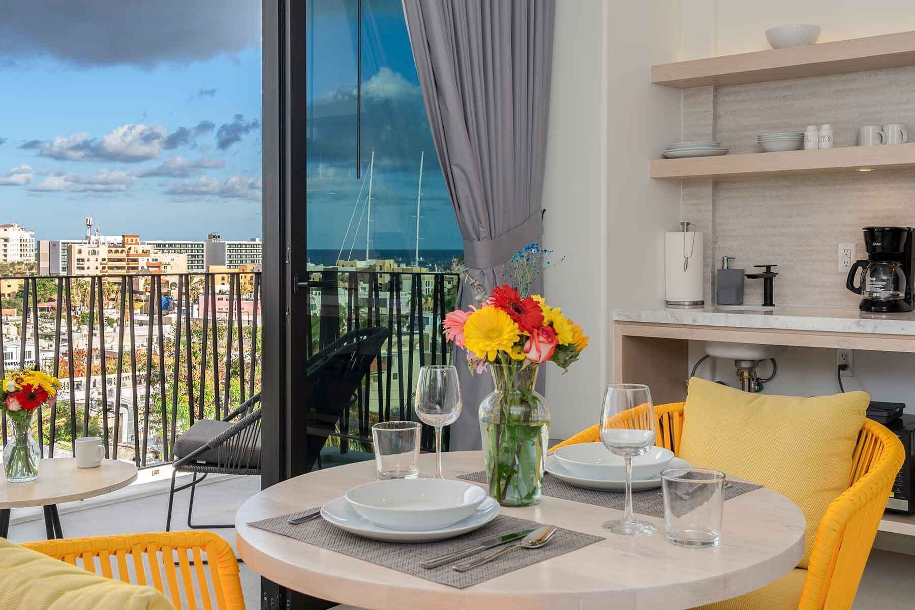 Suite monolocale, 2 letti queen, vista città | Una cassaforte in camera, ferro/asse da stiro, Wi-Fi gratuito, lenzuola