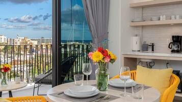 Suite monolocale, 2 letti queen, vista città | Una cassaforte in camera, ferro/asse da stiro, Wi-Fi gratuito, lenzuola