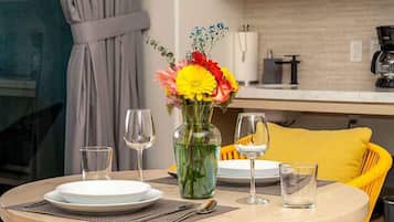 Studio Suite, 1 King Bed, City View | Dining room