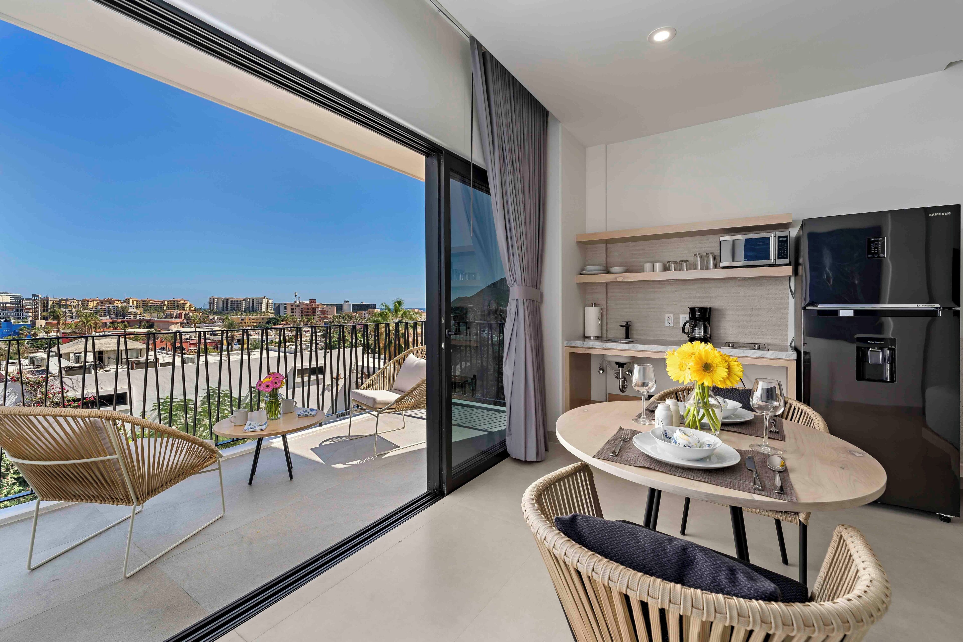 Suite monolocale, 2 letti queen, vista città | Una cassaforte in camera, ferro/asse da stiro, Wi-Fi gratuito, lenzuola